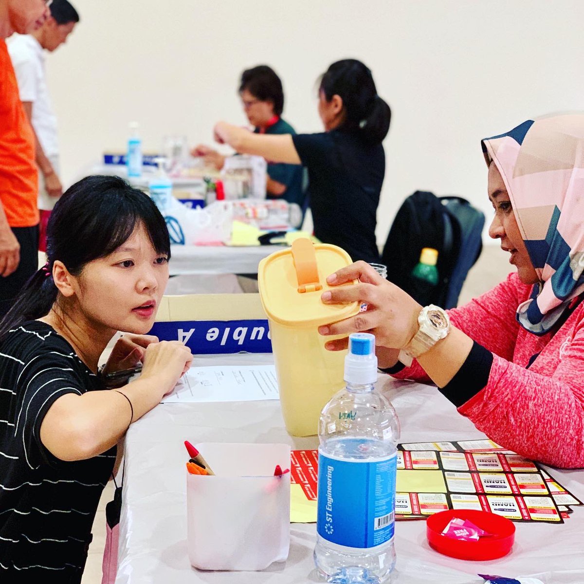 tanwumeng's tweet photo. Every day this past week, our Clementi volunteers put in long hours to help fill bottles of hand sanitiser for neighbours. #BYOBclean‘s part of @Temasek Foundation’s Stay Prepared Initiative. Many shifts, many hours. Big thank you to all our volunteers ❤️
https://t.co/qBVWGQaVQy https://t.co/nNDW2ar2gg