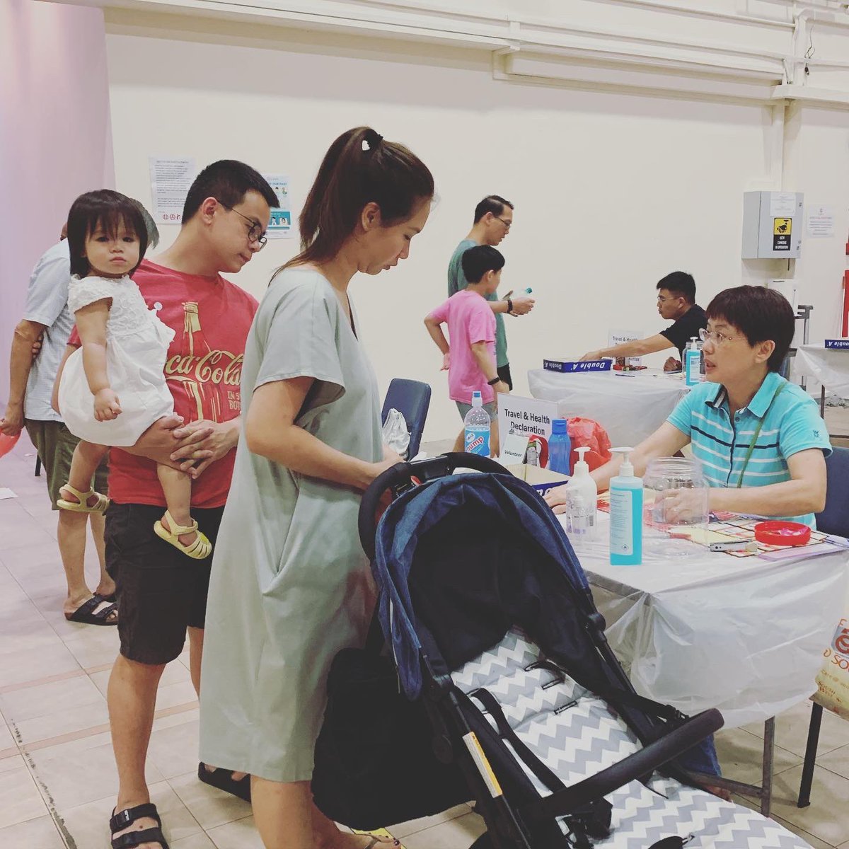 tanwumeng's tweet photo. Every day this past week, our Clementi volunteers put in long hours to help fill bottles of hand sanitiser for neighbours. #BYOBclean‘s part of @Temasek Foundation’s Stay Prepared Initiative. Many shifts, many hours. Big thank you to all our volunteers ❤️
https://t.co/qBVWGQaVQy https://t.co/nNDW2ar2gg