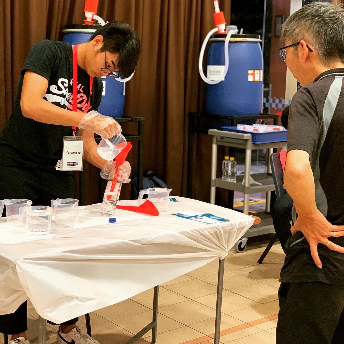 tanwumeng's tweet photo. Every day this past week, our Clementi volunteers put in long hours to help fill bottles of hand sanitiser for neighbours. #BYOBclean‘s part of @Temasek Foundation’s Stay Prepared Initiative. Many shifts, many hours. Big thank you to all our volunteers ❤️
https://t.co/qBVWGQaVQy https://t.co/nNDW2ar2gg