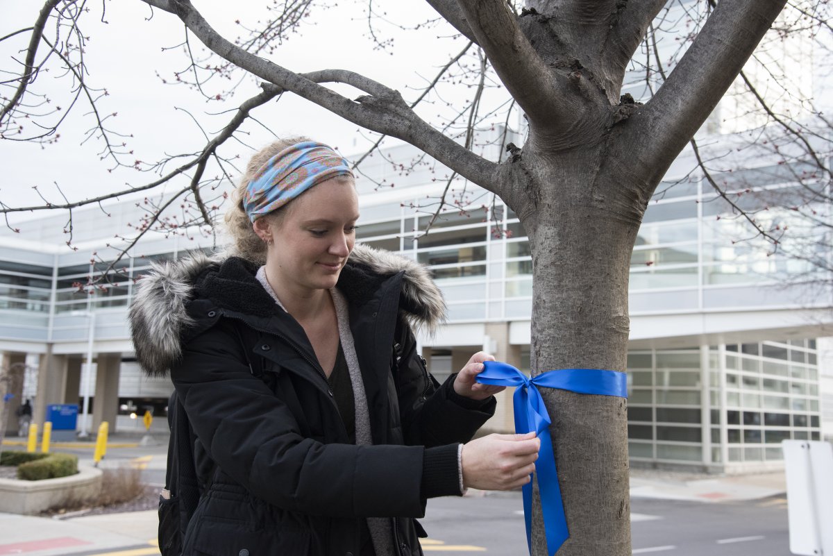BeaumontHealth's tweet photo. Blue ribbons hung throughout our campuses to show support for front-line staff working to treat, screen and prevent the spread of COVID-19. https://t.co/5DDpMDIAPn