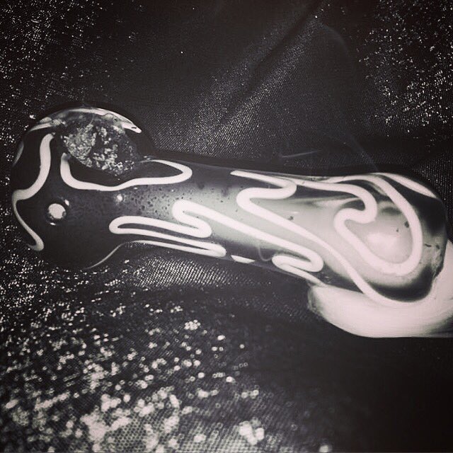 blueyes9191's tweet photo. Sunday night with Netflix and relaxing. #420 #sugarrush. https://t.co/1peFFrROwG