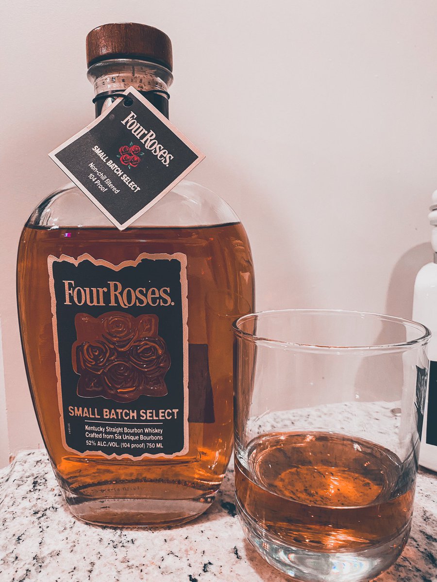 stogiedad's tweet photo. A little post dinner sip...@4RosesBourbon #SmallBatchSelect.  Cheers!  #bourbon 🥃 https://t.co/BzqbzS1PT5
