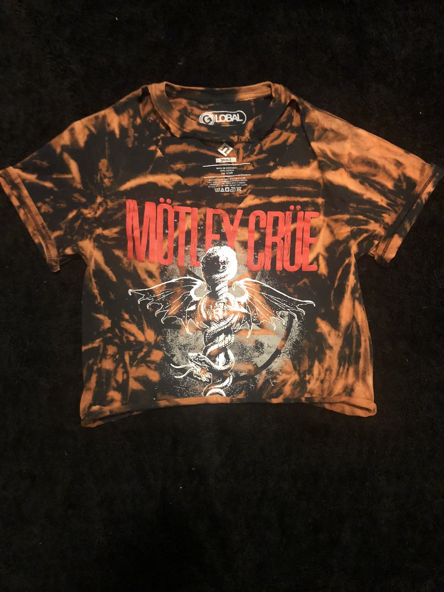 kylieezee's tweet photo. Buy my shirts &amp; help a sistaaa pay some bills...(or just buy alcohol in this endless quarantine) 🤪 https://t.co/d1csnA2oO5