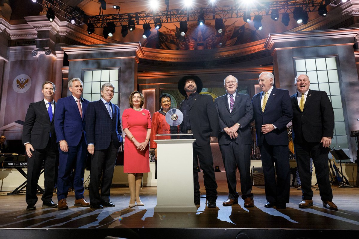 LibnOfCongress's tweet photo. Tonight we add @garthbrooks to the pantheon of artists following the Gershwins.  
His originality, artistry, humanity, and relentless energy, make him deserving of this high honor.
#gershwinprize #PBSGershwin https://t.co/aZjIOnJiaX