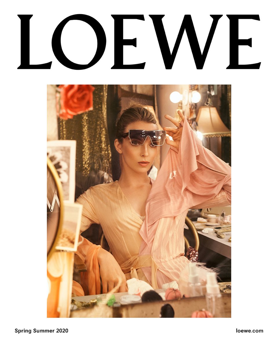 LoeweJP's tweet photo. スティーヴン・マイゼル撮影による、ロエベ2020年春夏キャンペーン。

女優ジョディ・カマーがステージに上がる前の、楽屋での様子を捉えています。

#LOEWESS20　#JodieCome https://t.co/KuUnAzfjmC
