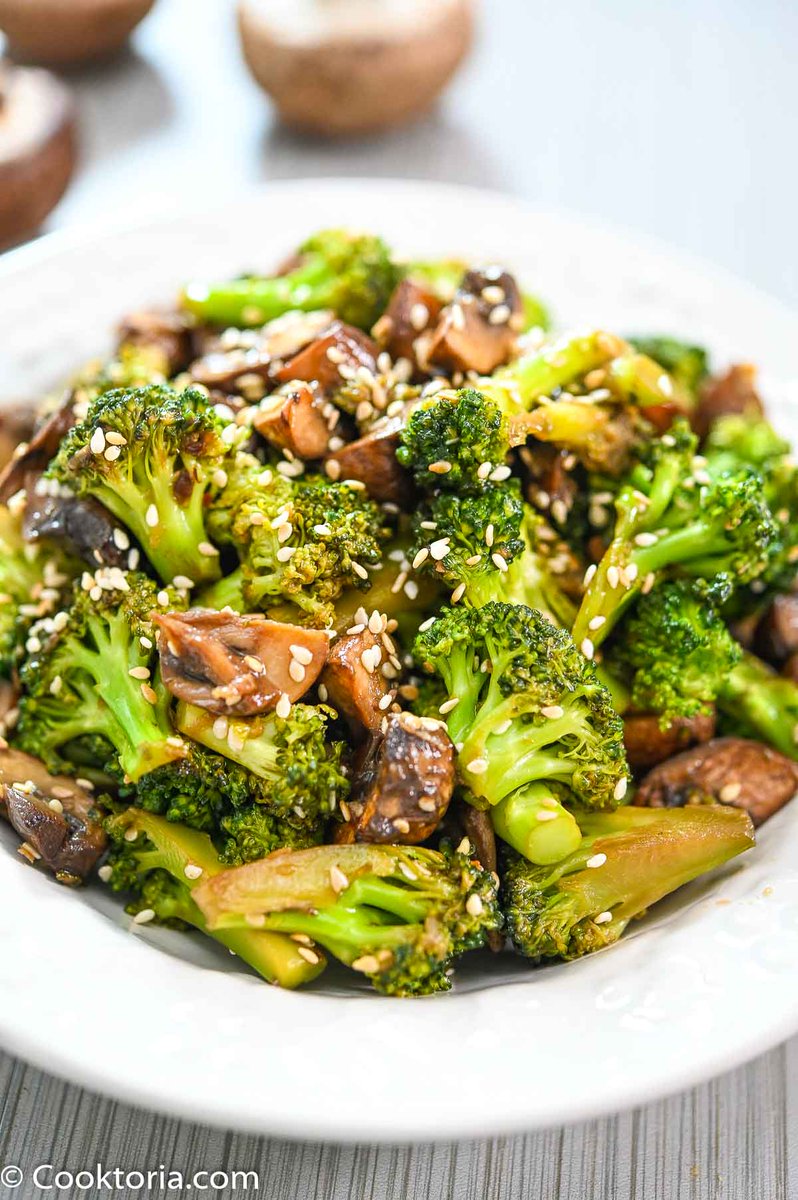 cooktoria's tweet photo. This Broccoli and Mushroom Stir-Fry is so flavorful and easy to make. Tasty and healthy, this dish is ready in less than 10 minutes! https://t.co/Q2T17uXe07 https://t.co/m6WQf4JvCH