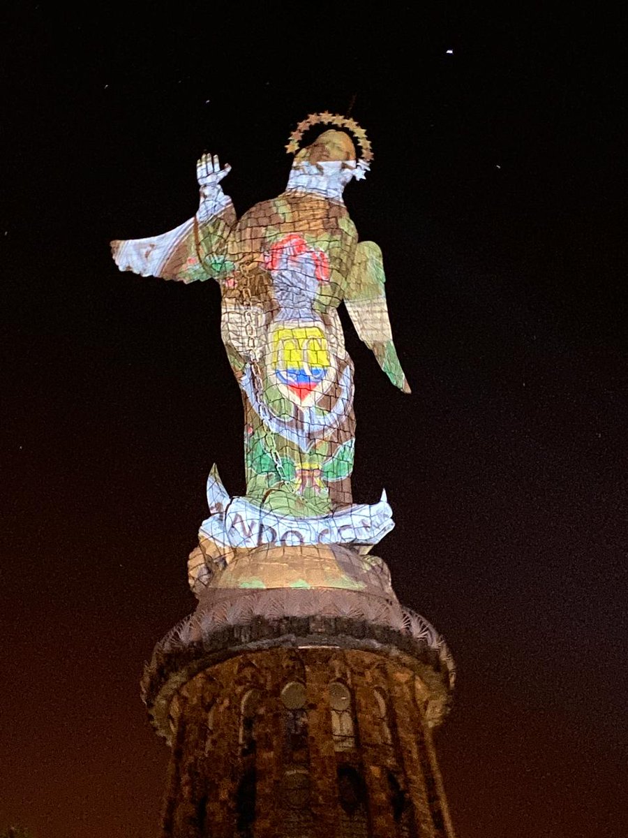 nota_linea's tweet image. #Guayaquil, la ciudad del #Ecuador más golpeada por la pandemia, recibe el respaldo de todos los ecuatorianos.  Esto ocurre en El Panecillo, en el Centro Histórico de #Quito 
Juntos vamos a sobrevivir a esta pandemia  #Covid_19 #COVID19Ecuador #CODVID19 #CuarentenaCoronavirus