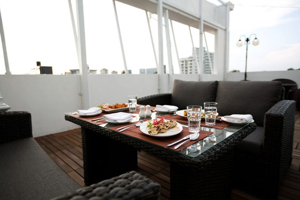LiveKerala_com's tweet photo. #coralislehotel #CoralIsle #Kochi Located right at the heart of the city, #UpperBerth is easily accessible and offers excellent brews and international fusion food. #rooftop #restaurant Call 0484 2922300 https://t.co/yTWdDkU98N