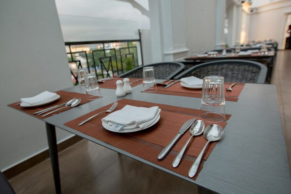 LiveKerala_com's tweet photo. #coralislehotel #CoralIsle #Kochi Located right at the heart of the city, #UpperBerth is easily accessible and offers excellent brews and international fusion food. #rooftop #restaurant Call 0484 2922300 https://t.co/yTWdDkU98N