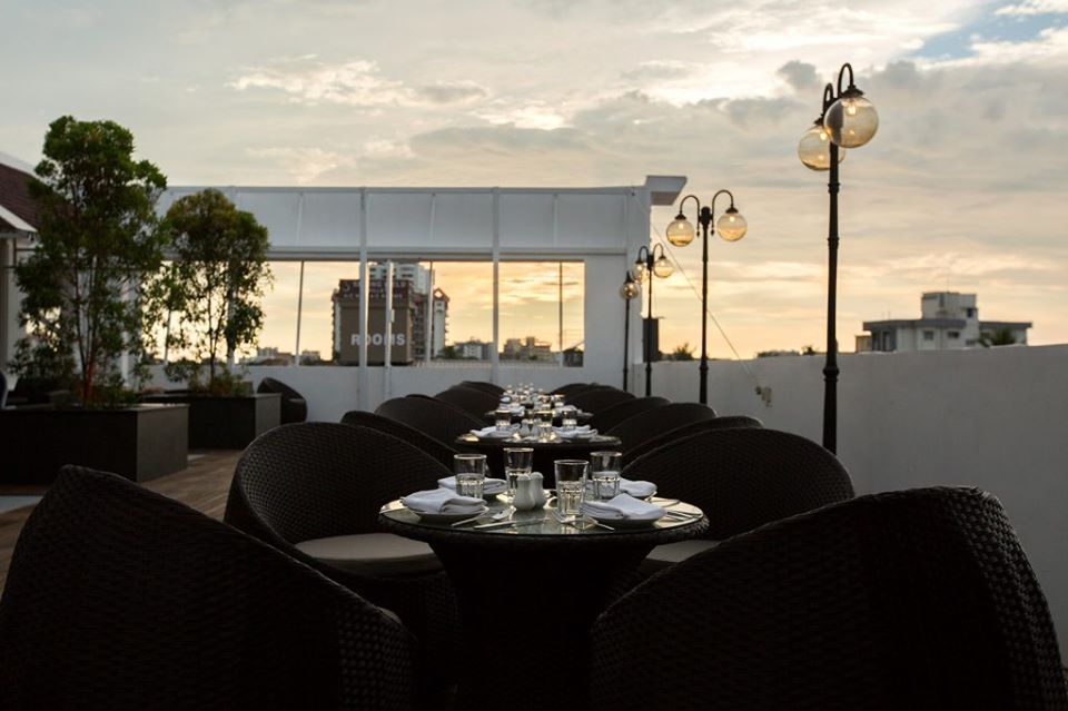 LiveKerala_com's tweet photo. #coralislehotel #CoralIsle #Kochi Located right at the heart of the city, #UpperBerth is easily accessible and offers excellent brews and international fusion food. #rooftop #restaurant Call 0484 2922300 https://t.co/yTWdDkU98N