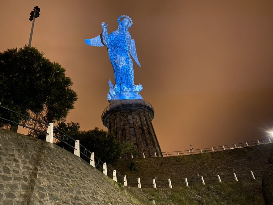 nota_linea's tweet image. #Guayaquil, la ciudad del #Ecuador más golpeada por la pandemia, recibe el respaldo de todos los ecuatorianos.  Esto ocurre en El Panecillo, en el Centro Histórico de #Quito 
Juntos vamos a sobrevivir a esta pandemia  #Covid_19 #COVID19Ecuador #CODVID19 #CuarentenaCoronavirus