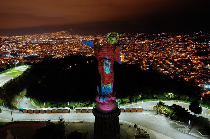 nota_linea's tweet image. #Guayaquil, la ciudad del #Ecuador más golpeada por la pandemia, recibe el respaldo de todos los ecuatorianos.  Esto ocurre en El Panecillo, en el Centro Histórico de #Quito 
Juntos vamos a sobrevivir a esta pandemia  #Covid_19 #COVID19Ecuador #CODVID19 #CuarentenaCoronavirus