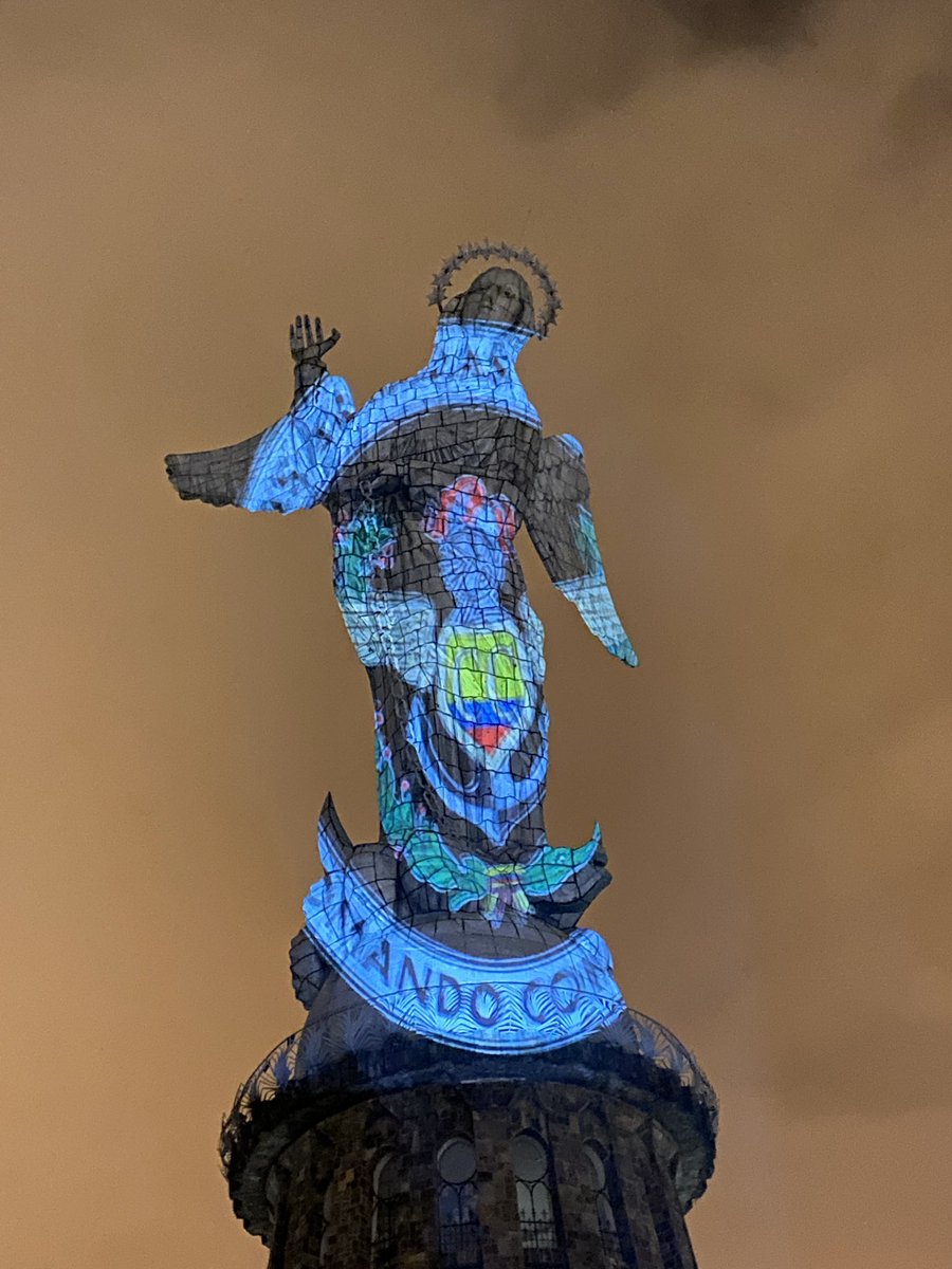 nota_linea's tweet image. #Guayaquil, la ciudad del #Ecuador más golpeada por la pandemia, recibe el respaldo de todos los ecuatorianos.  Esto ocurre en El Panecillo, en el Centro Histórico de #Quito 
Juntos vamos a sobrevivir a esta pandemia  #Covid_19 #COVID19Ecuador #CODVID19 #CuarentenaCoronavirus