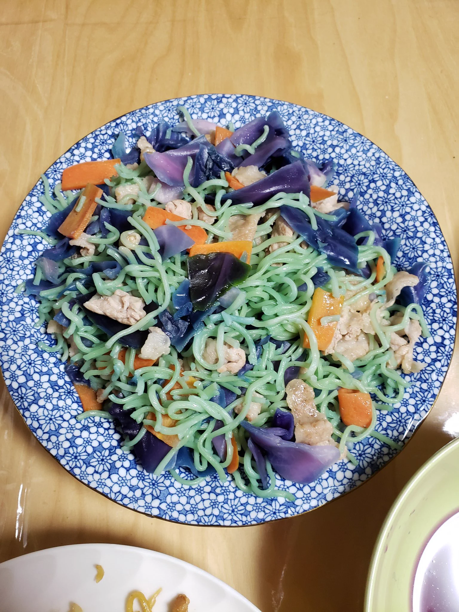 @kaori1005chan FF外から失礼します
去年の暮れに紫キャベツで焼きそばに色つけました
面白いですよねo(*⌒―⌒*)o 