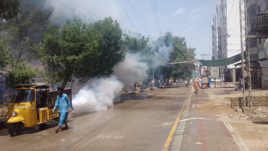 KashifShoroPPP's tweet photo. #Fourth_Day 30-3-20
With efforts of Chairman Municipal Committee Qasimabad, Mr @kashifshoroppp, the Main Roads &amp; Markets of Qasimabad are Sterilised by washing with Chlorine spray against Corona Virus (COVID-19) is also Continue today
Today Working at Both Sides of WadhuWah Road https://t.co/A5qHoPMaZi
