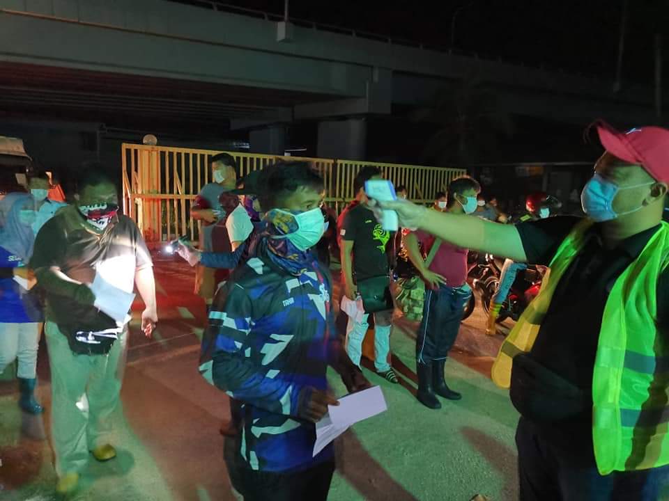 shima9877's tweet photo. Operasi kawalan pergerakan keluar masuk ke Kompleks LKIM Kuantan melalui kaedah penggiliran dan penetapan had waktu urusniaga. Terima kasih kepada pihak PDRM, MPK, APM dan Rela yang turut sama membantu. 
#thefeontliners
#LKIMPahang
#covid19 https://t.co/zZBj5BQ74r