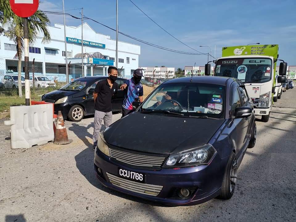 shima9877's tweet photo. Operasi kawalan pergerakan keluar masuk ke Kompleks LKIM Kuantan melalui kaedah penggiliran dan penetapan had waktu urusniaga. Terima kasih kepada pihak PDRM, MPK, APM dan Rela yang turut sama membantu. 
#thefeontliners
#LKIMPahang
#covid19 https://t.co/zZBj5BQ74r
