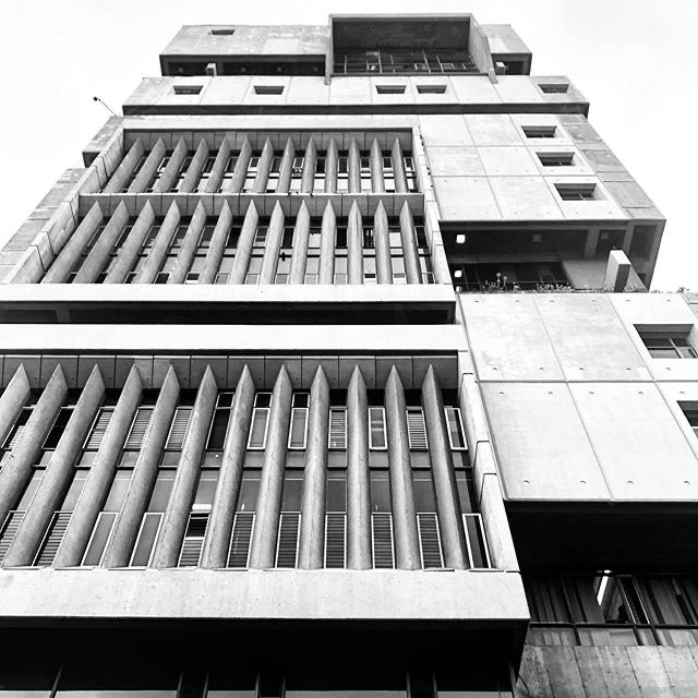 fraisku's tweet photo. #BrutalMonday
“Porque nadie inventa la arquitectura de la nada:
la siente y la ama,
como
para hacer pintura,
para hacer poesía, o
para amar: empezamos y terminamos con amar,
con A mayúscula”.
#AlbertoLinner (1935)
Caja Costarricense del Seguro Social-1981
SanJosé, CostaRica, https://t.co/vP1DdOhI60