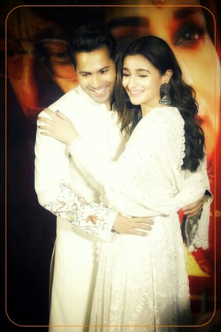 arhi_preeran's tweet photo. #MajorMissing
#KalankPromotion
@aliaa08 @Varun_dvn
😭😭😭😭😭😭😭😭
The bestest offscreen chemistry 😘😘😘😘😘😘😘😘😘 #varia https://t.co/ceKGwb7dHZ