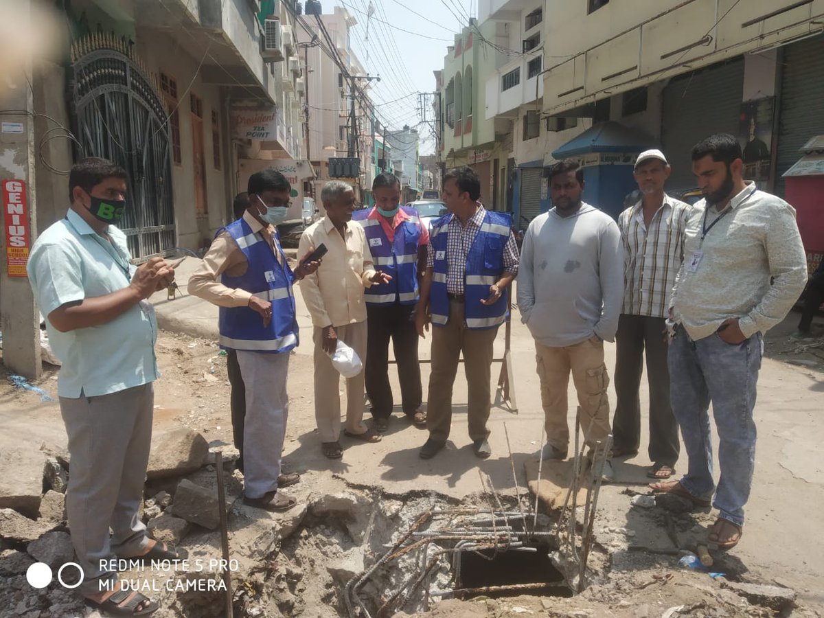 hmwssbdgmcbdari's tweet photo. @HMWSSBOnline @hmwssbgmom1 @hmwssbgmom14 @hmwssbdop Inspection of damaged 100mm dia w/s line in naala, rectification work in progress at bilal ngr under bhadurpura section SD-1, O&amp;M Div-1 https://t.co/R5RjMn41Rw