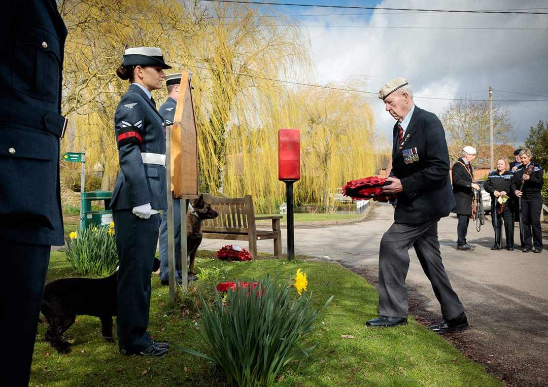 Thememorialmob's tweet photo. We are always very pleased at our events to bring serving personnel together with veterans and young people and older generations.
Especially finding family members of those we aim to remember and meeting them is always an honour.
#SuttonWick #AirCrash #UnitedinEffort https://t.co/rLN3n0y8z4