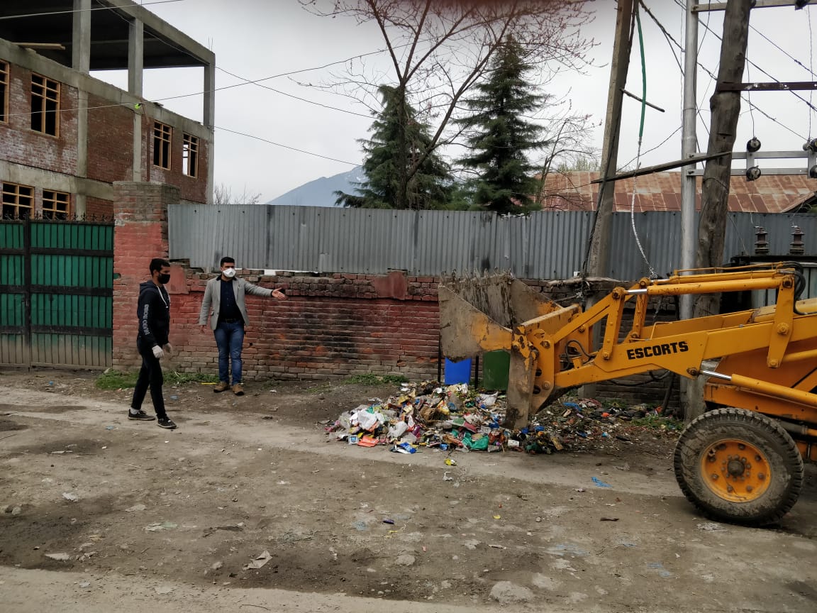 In Pics: Muncipal Council Ganderbal under the chairmanship of chairman Muncipal Council Ganderbal along with Executive officer and his sanitation workers today morning removed the garbage from Wani Mohalla Ganderbal.