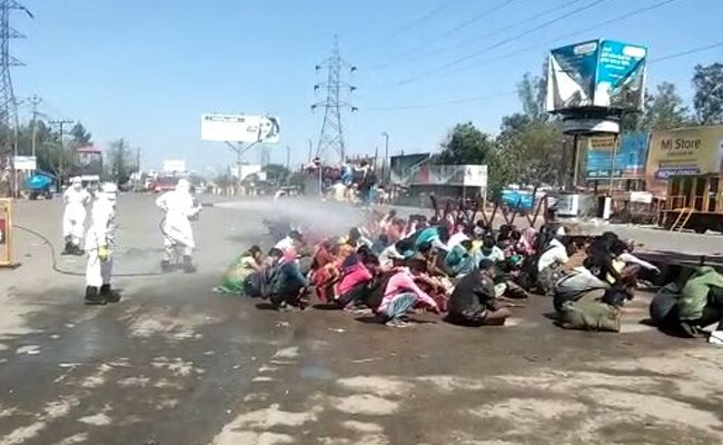 ndtv's tweet photo. Disinfectant sprayed on migrants on return to UP, shows shocking video.
https://t.co/01V7j5qMbX https://t.co/20Tu2IJMDb