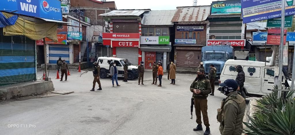 Ganderbal Police and Officers of Municipal Council while taking care for their People
<a href="/wanimajid14/">Wani Majid</a> <a href="/EhsaanYousf1/">Ehsaan Yousf</a>