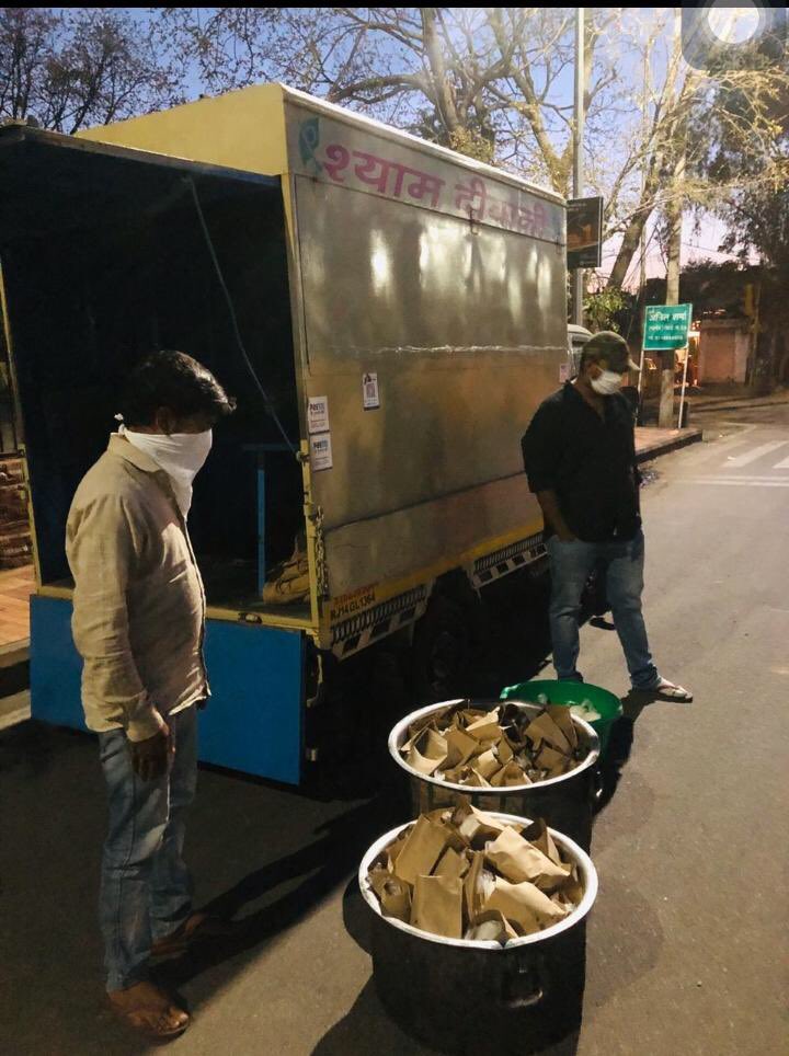 RajKumarKochhor's tweet photo. हमारा पूर्ण प्रयास है की कोई भूखा न सोये कोई तक़्लीफ मे नही रहे जितना हमारा सामर्थ्य है हम ये प्रयास निरंतर करते रहेंगे
आप सभी से निवेदन है की कृपया घर पर ही रहे बहुत जरुरी हो तो ही घर से निकले 
#COVID19 
#osa_NGO
@ShuruaatNGO https://t.co/RIXVY8jWxv