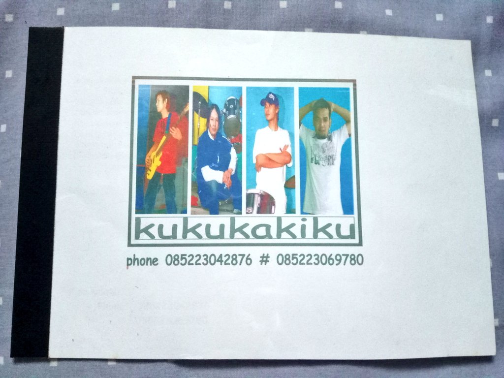 DedeATR's tweet photo. Pada dekade 2000-an gue pernah dikirimin promo-set dari band asal Tasikmalaya yang bernama KUKUKAKIKU 😎 #KukuKakiKu #KukuKakiKuBand #tasikmalaya #PromoSet https://t.co/BvakF3CHYv