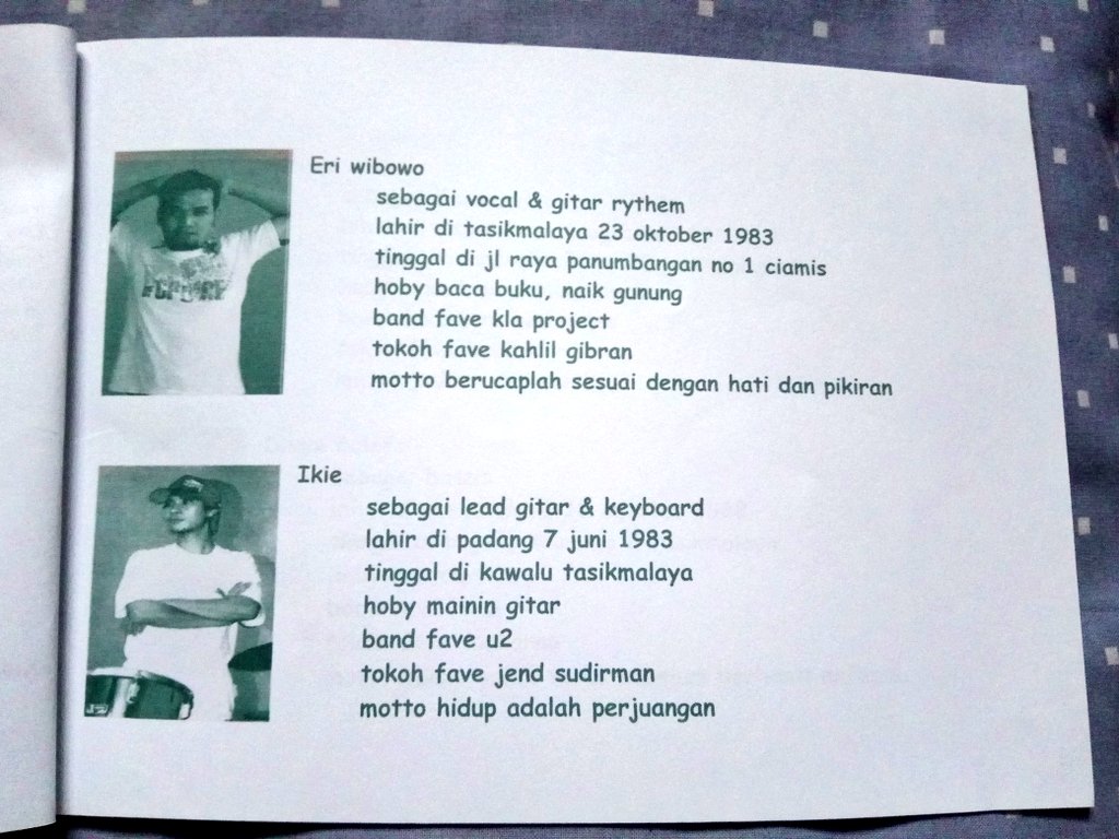 DedeATR's tweet photo. Pada dekade 2000-an gue pernah dikirimin promo-set dari band asal Tasikmalaya yang bernama KUKUKAKIKU 😎 #KukuKakiKu #KukuKakiKuBand #tasikmalaya #PromoSet https://t.co/BvakF3CHYv