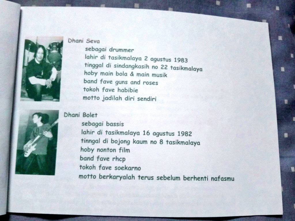 DedeATR's tweet photo. Pada dekade 2000-an gue pernah dikirimin promo-set dari band asal Tasikmalaya yang bernama KUKUKAKIKU 😎 #KukuKakiKu #KukuKakiKuBand #tasikmalaya #PromoSet https://t.co/BvakF3CHYv