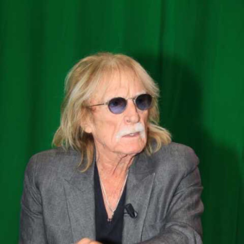 ereiscarona's tweet photo. #accrocheToi

« Dandy un peu maudit, un peu vieilli,
Dans ce luxe qui s'effondre
Te souviens-tu quand je chantais
Dans les caves de Londres
Un peu noyé dans la fumée
Ce rock sophistiqué
Toutes les nuits tu restais là »

❤️ https://t.co/havWX9SDZe