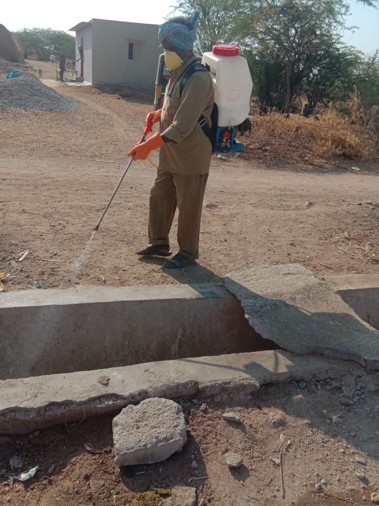 ChandruduIAS's tweet photo. Narasimhulu&amp;ObulaRayudu,Workers of CKPalli(V&amp;M&amp;Devarapalli(V)in Pamidi(m) are working 24*7 to keep the villages clean in the fight against Corona and beyond
There are 4926 Green Ambassadors who are keeping ATP neat and clean. 
#SaluteTeamAnanthapuram
#SuperHeroesInCivilDress https://t.co/YbZ4i9uXya