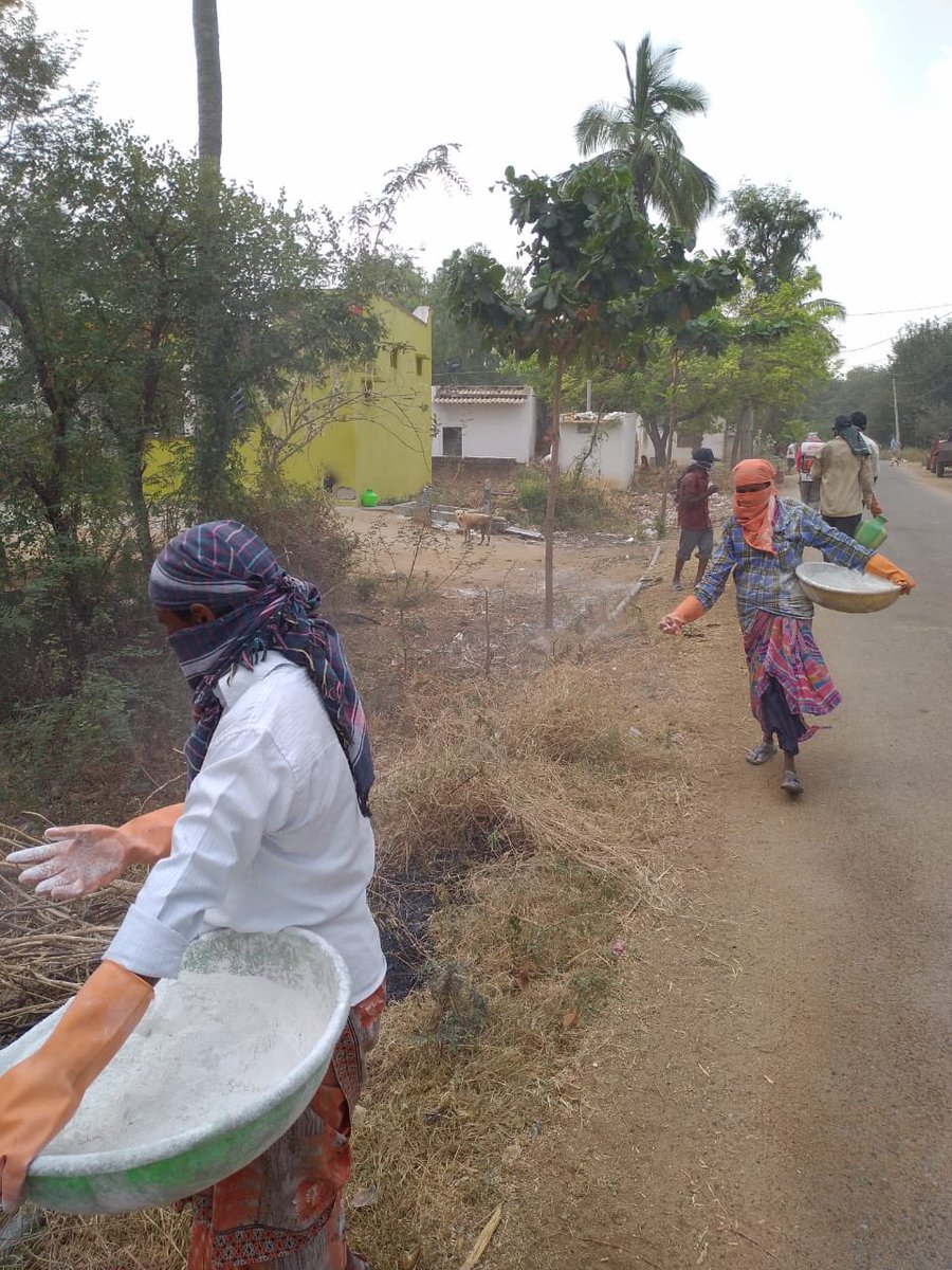 ChandruduIAS's tweet photo. Narasimhulu&amp;ObulaRayudu,Workers of CKPalli(V&amp;M&amp;Devarapalli(V)in Pamidi(m) are working 24*7 to keep the villages clean in the fight against Corona and beyond
There are 4926 Green Ambassadors who are keeping ATP neat and clean. 
#SaluteTeamAnanthapuram
#SuperHeroesInCivilDress https://t.co/YbZ4i9uXya