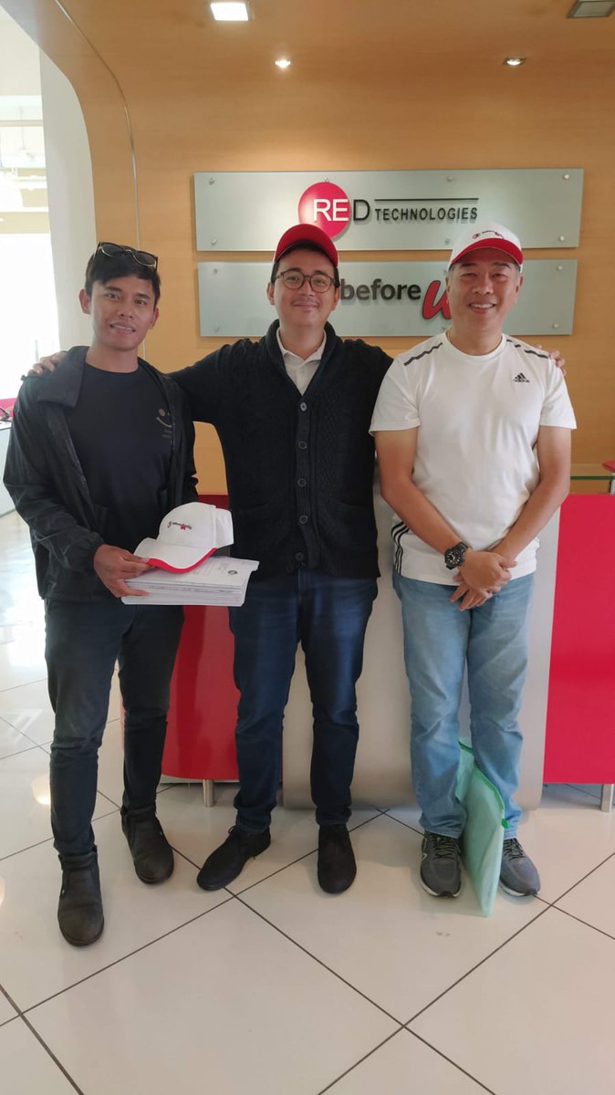 beforeUdigSG's tweet photo. We’re always happy to see our customers, pictured below are our #beforeUdig users in Singapore! In this photo we have Yuan Ji Enterprises Pte Ltd (left) and Cables &amp; Pipes Detection Pte Ltd (right). https://t.co/J14K39q4tR