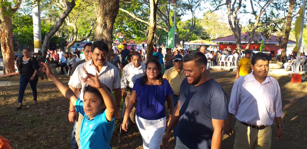 Julinda31231548's tweet photo. #SanMarcos #ParqueFamiliar familias participaron en la puesta de la primera piedra de lo que será la segunda fase con monto de inversion de C$ 500,000 Cordobas.Contara con
pista de skateboard, pista de patinaje infantil, andenes y áreas verdes.#BuenGobierno
@taniasandinista https://t.co/6R01XhEcig
