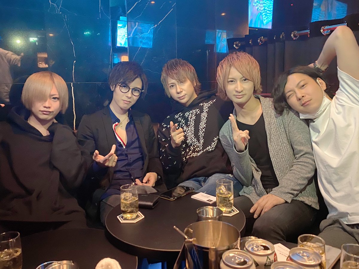 kurosakiharu13's tweet photo. 純くんと、昔一緒に働いていた美雨の新天地✨
Ring by Chocolat✨
鳥居があるホストクラブ初めてみたぞ😂😂優
Grand Openおめでとうー!
Ringの方々ありがとうー😊
#FGHD
#clubRing
#優木純
#片桐美雨 https://t.co/zgiKgmivWh