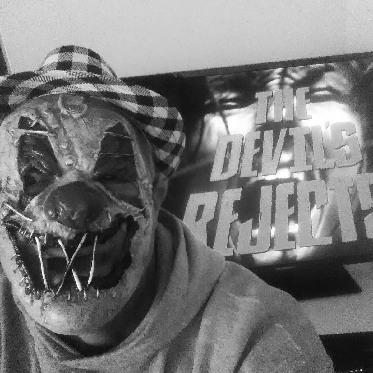 HarleyFire's tweet photo. How would you like to see me knocking on your door @HarleyFire things are bad but they can be worse #devilsrejects @RobZombie https://t.co/ii7x2GJ4Hn
