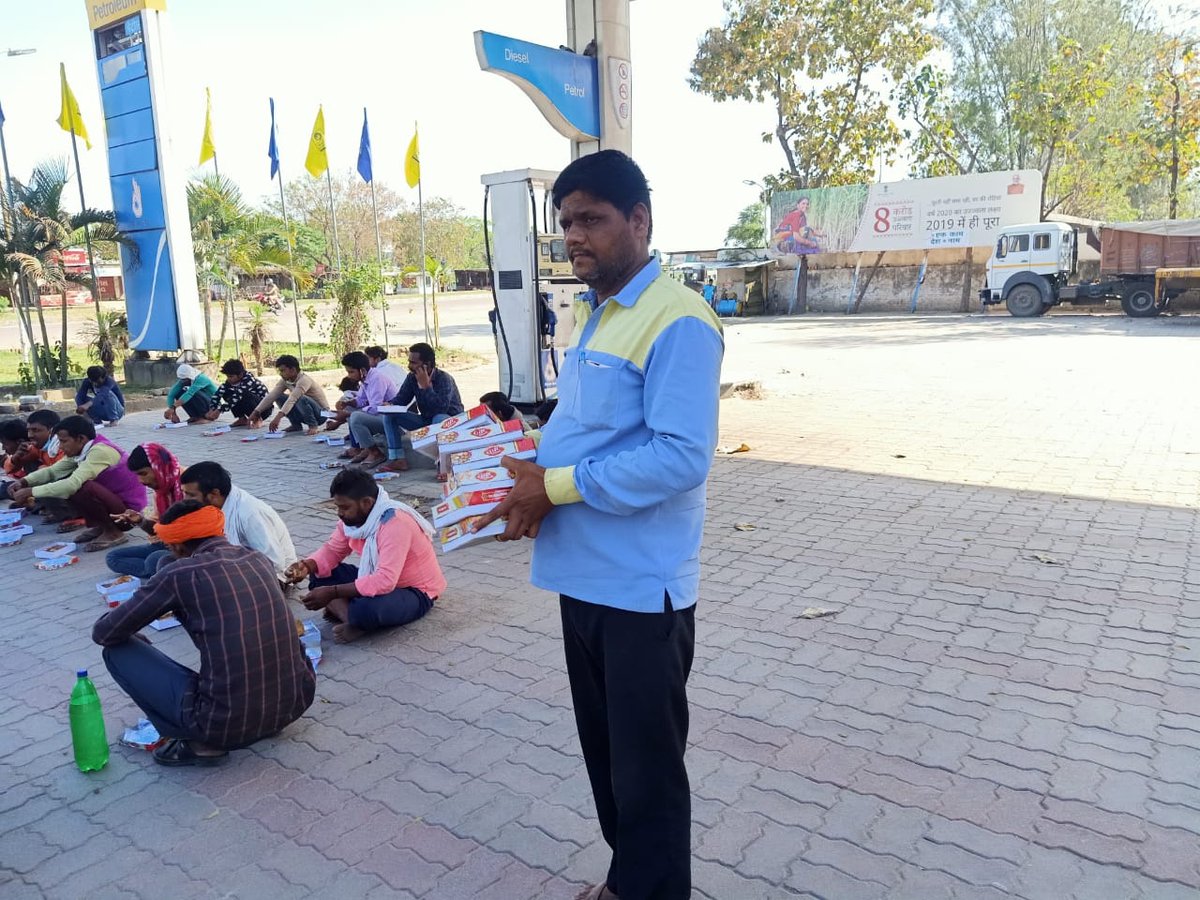 #Indiafightscorona #stayselfless Fruits and Food Packet distribution to Migrant Labour at Lucknow Auto Filling Station on NH 27, Lucknow to Kanpur Highway @BPCLimited @BPCLRetail @surajpratap @rajeevj231274
