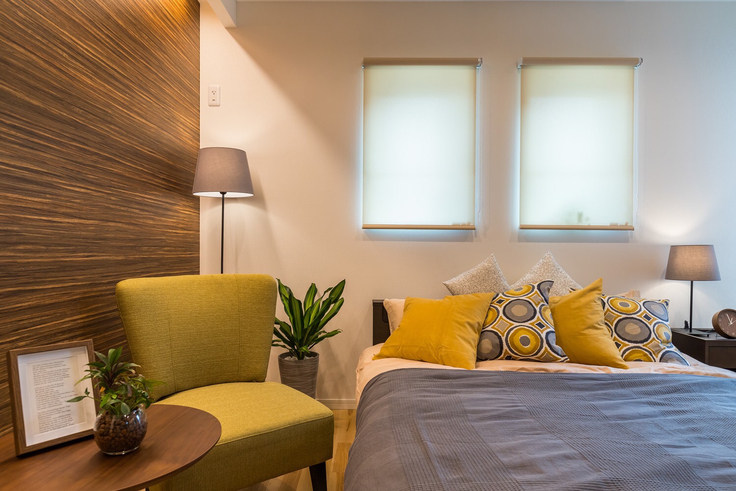 ヤマト住建 八王子店 川口住宅展示場の主寝室です ブラウンの壁紙が高級感を演出して ホテルの様なベッドルームです 注文住宅 自由設計 House Home ヤマト住建 暮らし 家族 内装デザイン 家づくり モデルハウス 主寝室 ベッドルーム