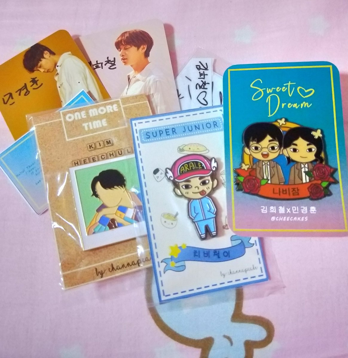 haekheemi's tweet photo. Im super super super late but thank you so much @cheecakes for the lovely pins!! they're so cute babe 🌸🌸 https://t.co/v0VFWwgkcF