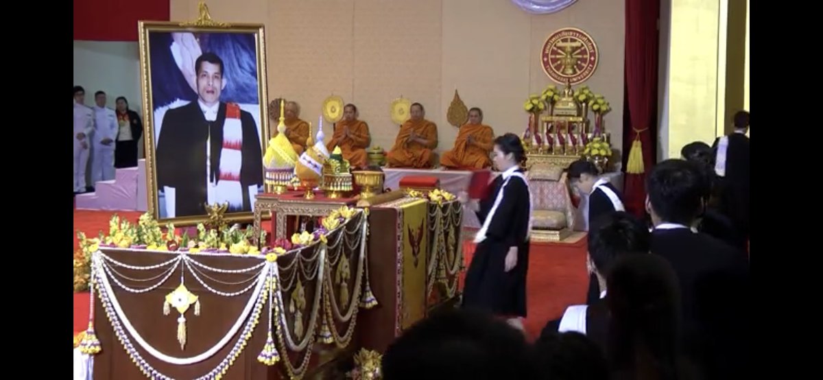 patpat_patty's tweet photo. ทรงพระ work from home ผู้นำเทรนการทำงาน มีพระอัจฉริยภาพ #กษลจพรตกม https://t.co/KkVMHiNxbF