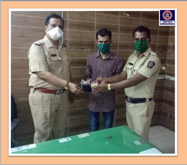 ThaneCityPolice's tweet photo. विष्णुनगर पोठाचे वपोनी/श्री. मुणगेकर व त्याची टीम गस्तीवर असताना त्याचे चालक पोशि/जाधव यांना गुप्ते रोड येथे पाकीट सापडले पाकिटातील कागदपत्राद्वारे सुशांत निकम यांचे असल्याचे समजले निकम यांची ओळख पटवून त्याना त्याचं पाकीट व मुद्देमाल परत करण्यात आला. #ReturnOfProperty https://t.co/1QTpj27VrP