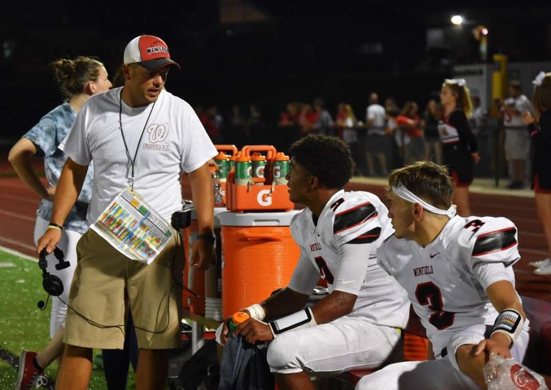 Coach_Stokes17's tweet photo. Challenge accepted. Once you are nominated you have 24 hrs to post a coaching photo, or you donate $20 to a local charity. You then nominate 3 coaches.  
I was nominated by  @CoachRodgers_17 and I challenge @DamianCagle @Winfield_Fball @CoachWhiteman https://t.co/hvf4DPeZZi