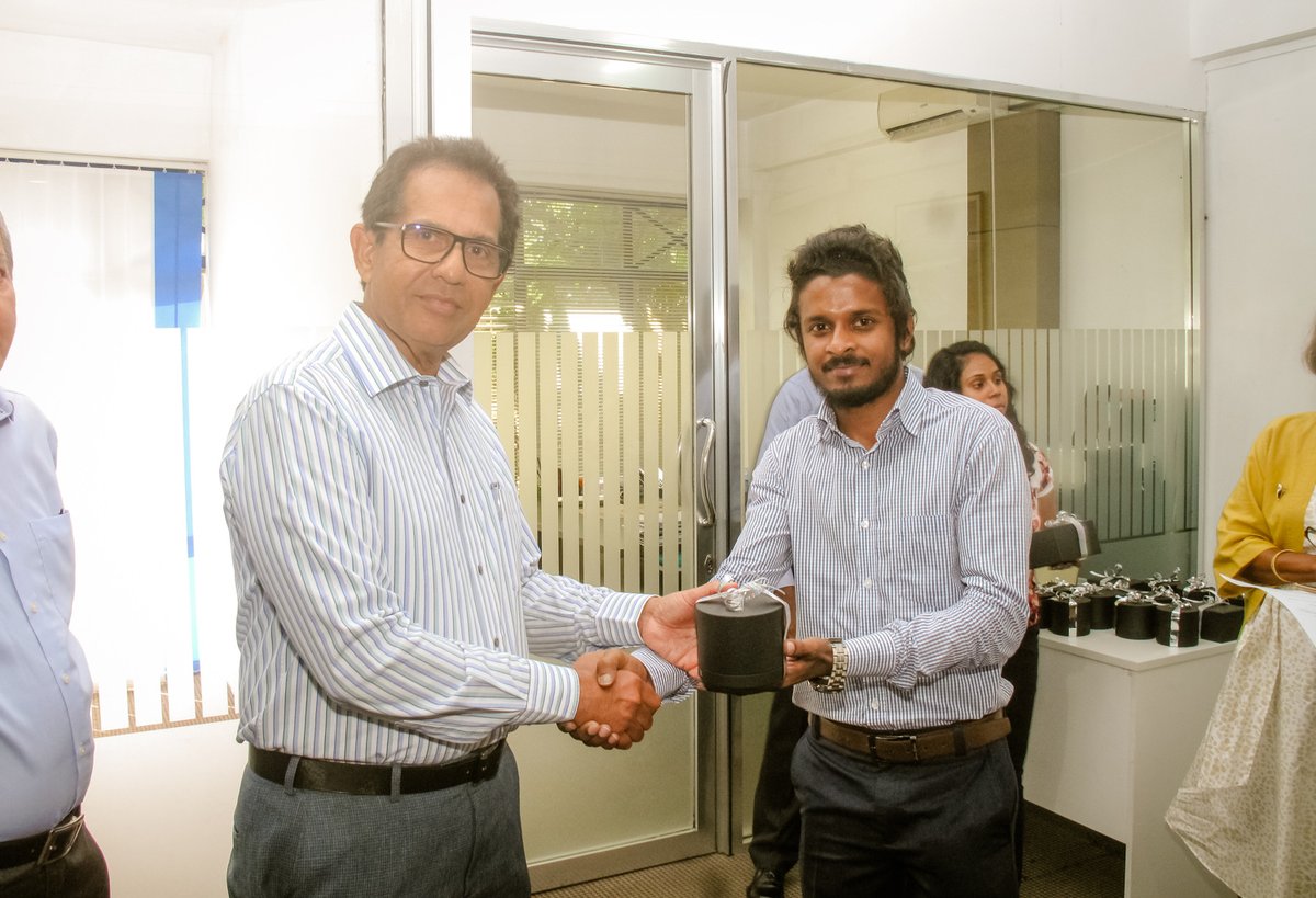 LankaShipping's tweet photo. CASS group celebrated yet another milestone as it recognized staff who journeyed with the Company for 5 memorable years. Years that combined elements of success and hardship and they sailed through it while displaying commitment, Loyalty and dedication.
#Salute #LSL https://t.co/CkIwaUOZfx
