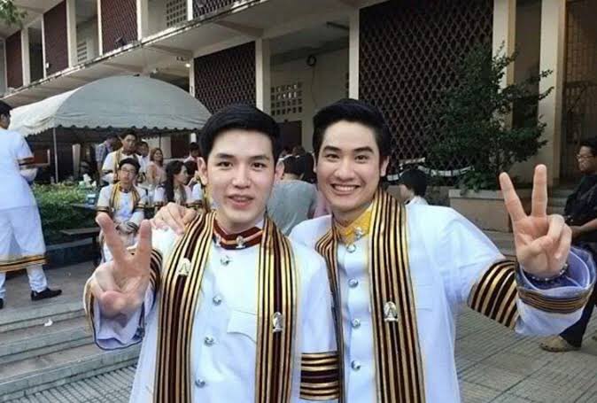 They both graduated (bachelor's degree) from Chulalongkorn University back in 2015Tay: Faculty of EconomicsNew: Faculty of Engineering: Electrical Engineeringaltho from the same university, they didn't know each other until the first time they met at gmm bldg
