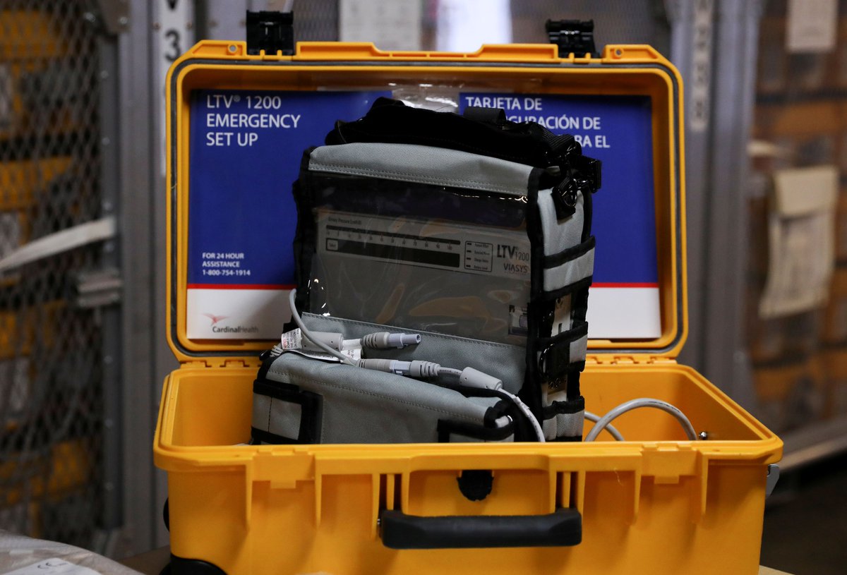 CGTNOfficial's tweet photo. 🇨🇳🇺🇸 The first shipment of medical supplies from #China arrived in New York City on Sunday to help the U.S. fight #COVID19. The plane carried:

- 12 million gloves
- 130,000 N95 masks
- 1.7 million surgical masks
- 50,000 gowns
- 130,000 hand sanitizer units
- 36,000 thermometers https://t.co/15qxPsafob