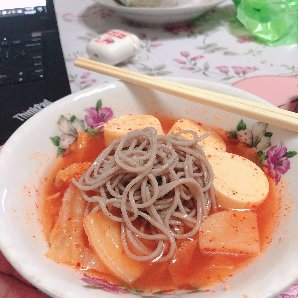 My love for kimchi has surpassed my own expectation ahhhahah.Today’s menu is kimchi soup with soba noodles HAHAHAHAH