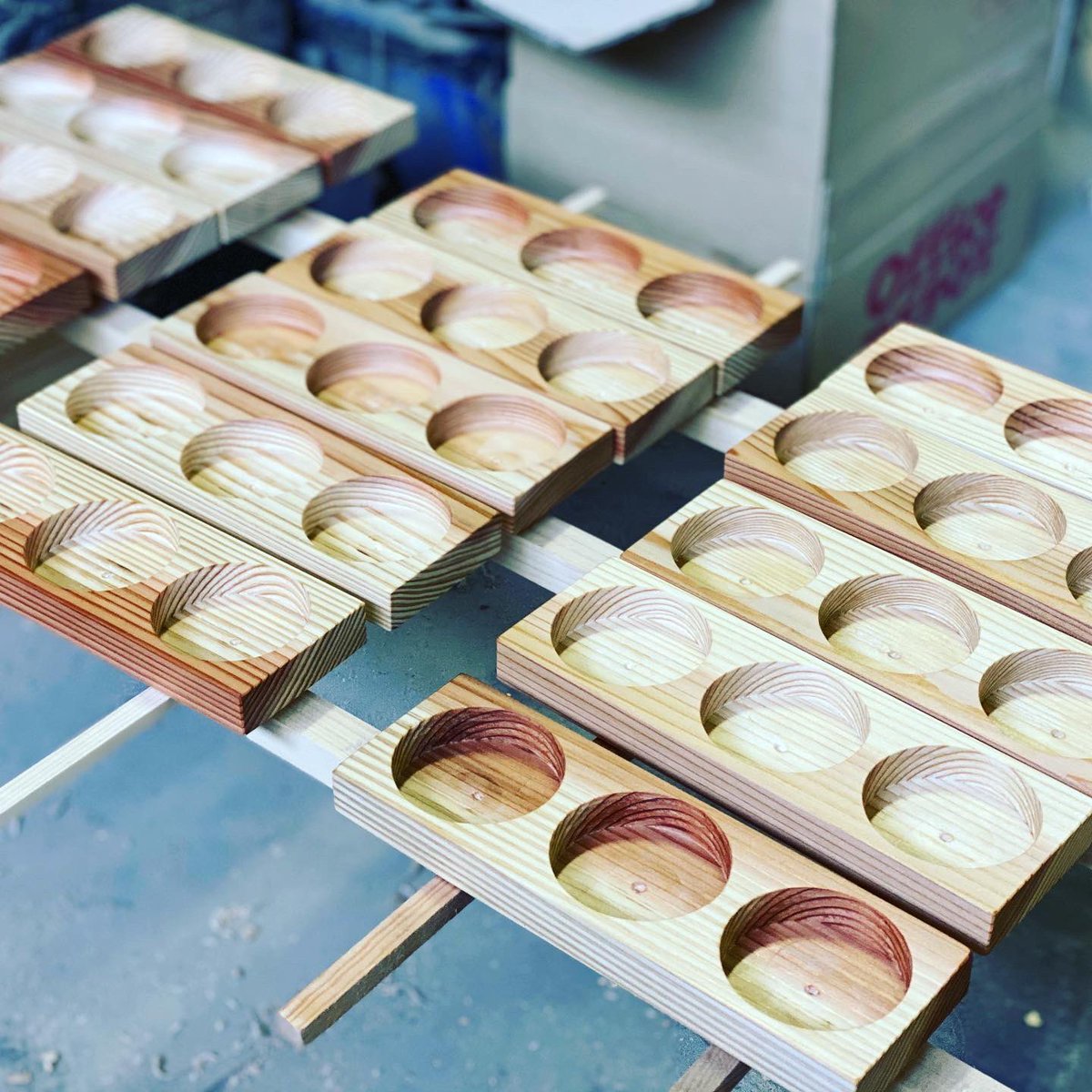WoodboxTera's tweet photo. 苔テラリウム台座を製作させていただきました!
オイル塗装とウォールナット塗装の2種類です😊
#woodboxtera #木箱 #オーダーメイド #村上市 #新潟県 #村上市産杉材 #杉材 #村上杉 #苔テラリウム #苔 #試験管ディスプレイ #kokeiro #コケイロ #苔ディスプレイ #苔と木 #moss https://t.co/OncN9xhExE
